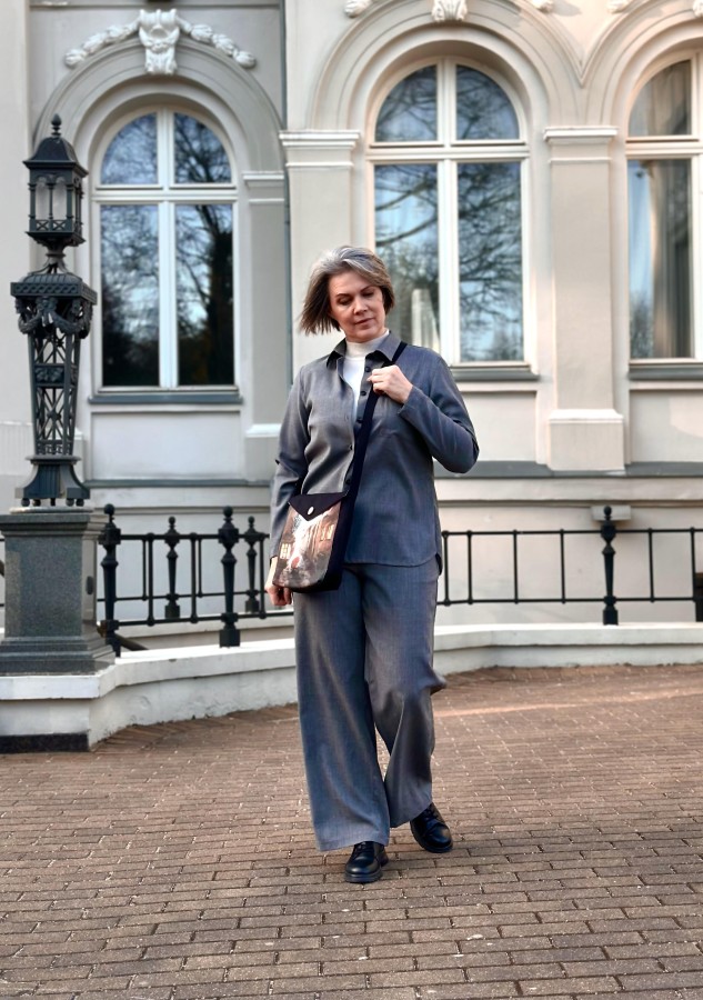 Juodo lino rankinė su spauda "Vakarėjant".
