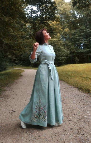 Romantiška ilga šviesiai žalia suknelė - Pievų žiedai.